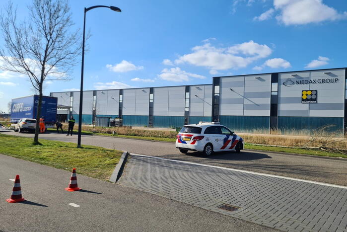 Auto botst op trailer van vrachtwagen