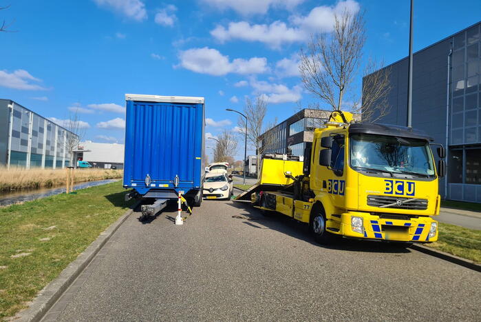 Auto botst op trailer van vrachtwagen
