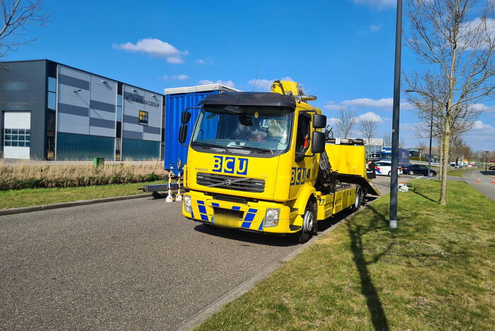 Auto botst op trailer van vrachtwagen