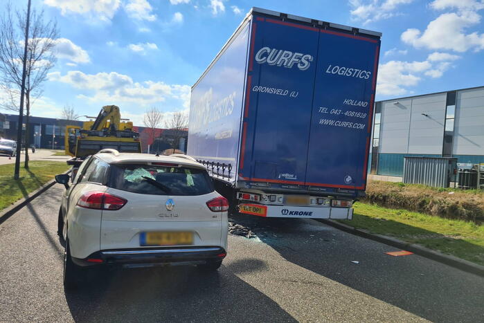 Auto botst op trailer van vrachtwagen