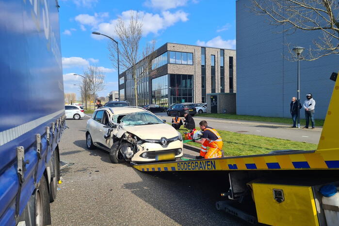 Auto botst op trailer van vrachtwagen