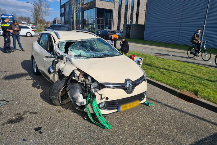 Auto botst op trailer van vrachtwagen