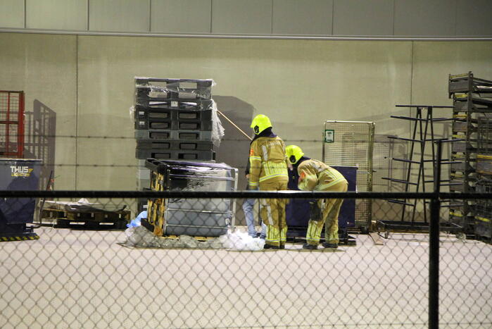 Vat met mogelijk gevaarlijk stof valt om bij transportbedrijf