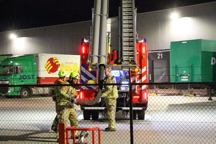 Vat met mogelijk gevaarlijk stof valt om bij transportbedrijf