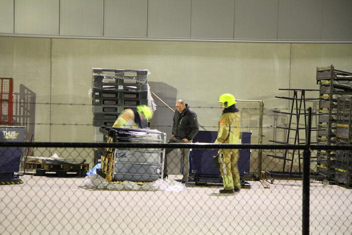 Vat met mogelijk gevaarlijk stof valt om bij transportbedrijf