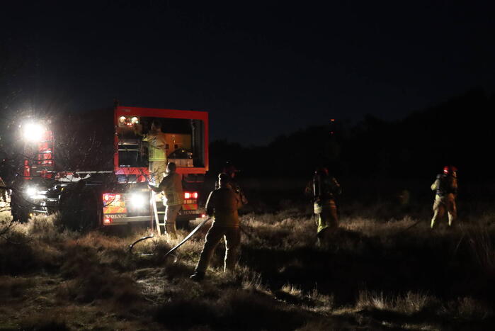 Brandweer blust brand op heide