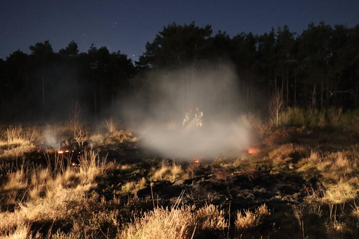 Brandweer blust brand op heide