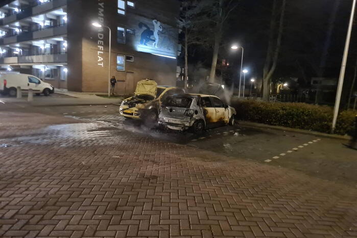Meerdere voertuigen getroffen bij autobranden