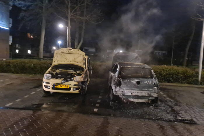 Meerdere voertuigen getroffen bij autobranden