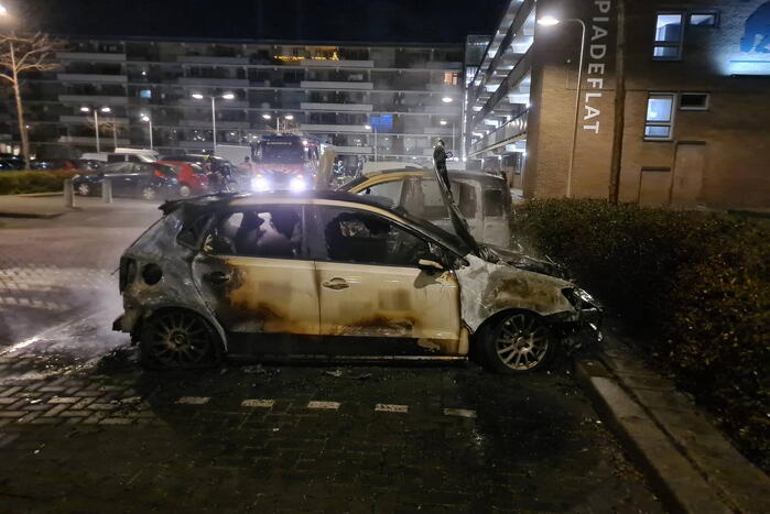 Meerdere voertuigen getroffen bij autobranden