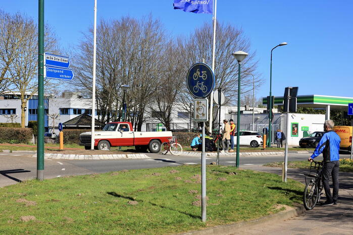 E-bikester aangereden bij het oversteken