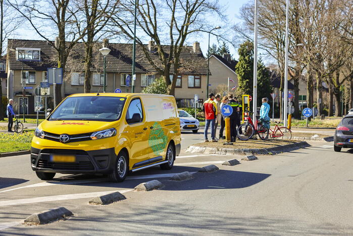 E-bikester aangereden bij het oversteken