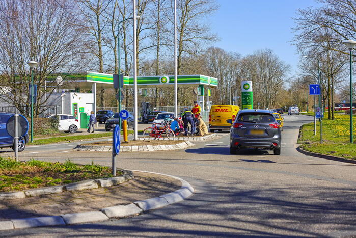 E-bikester aangereden bij het oversteken