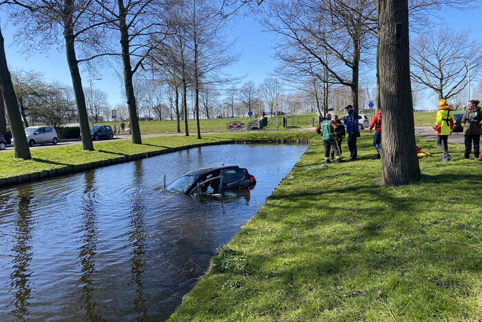 Persoon aangehouden na te water raken met auto