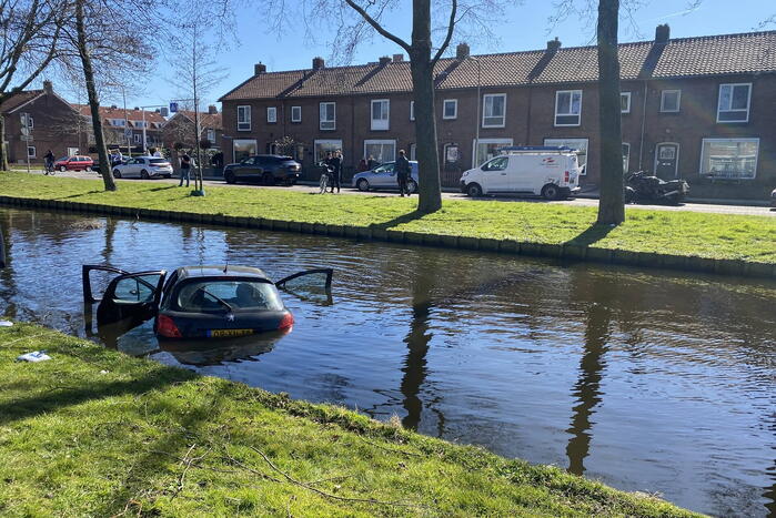Persoon aangehouden na te water raken met auto
