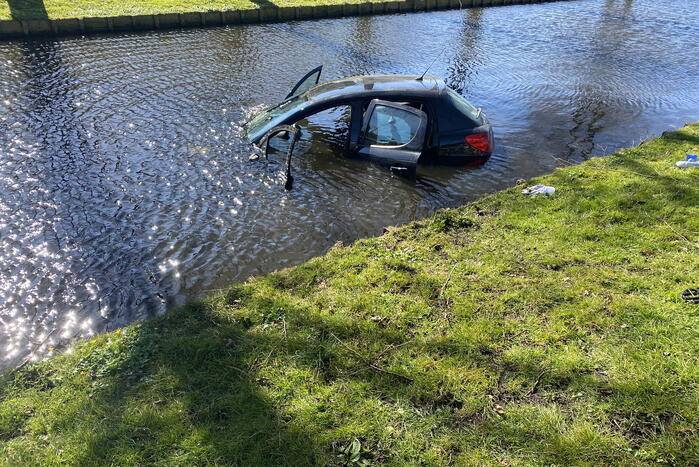 Persoon aangehouden na te water raken met auto