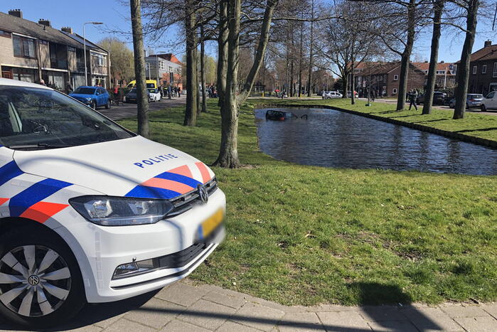 Persoon aangehouden na te water raken met auto