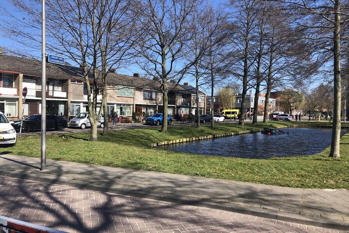 Persoon aangehouden na te water raken met auto