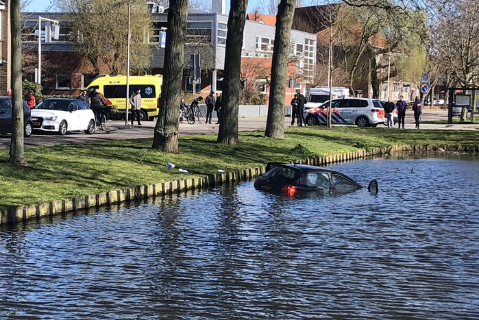 Persoon aangehouden na te water raken met auto