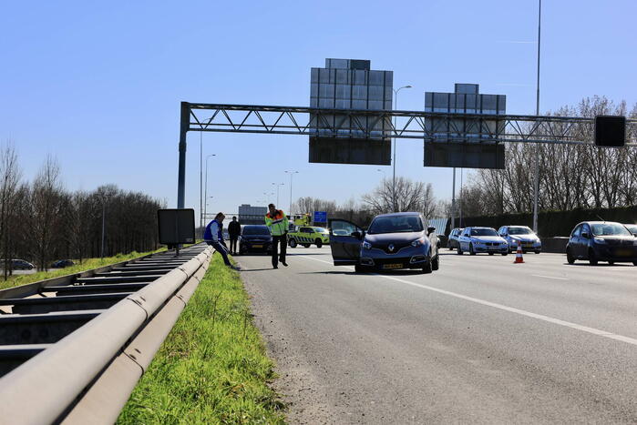 Auto krijgt klapband en ramt medeweggebruiker