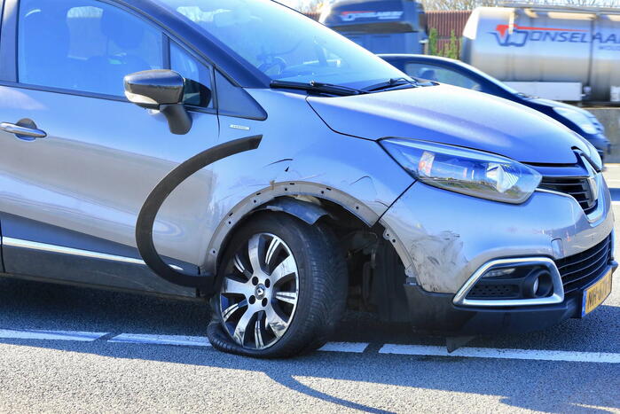 Auto krijgt klapband en ramt medeweggebruiker