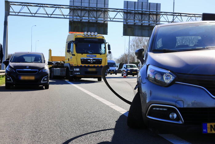 Auto krijgt klapband en ramt medeweggebruiker