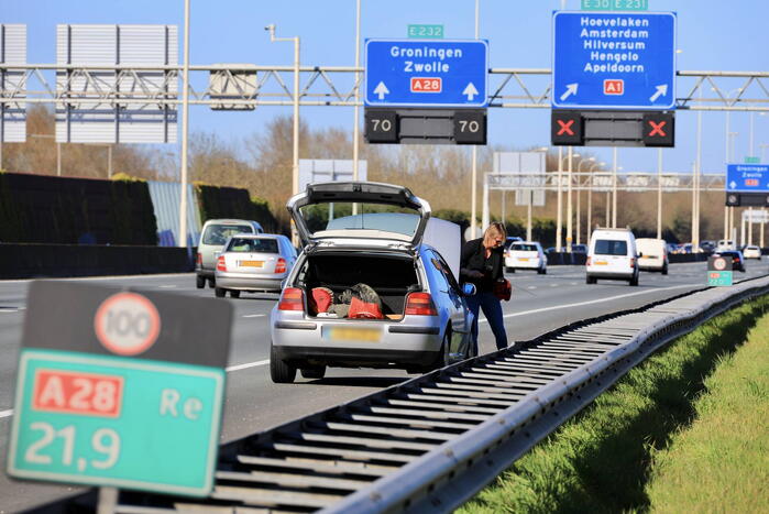 Auto krijgt klapband en ramt medeweggebruiker