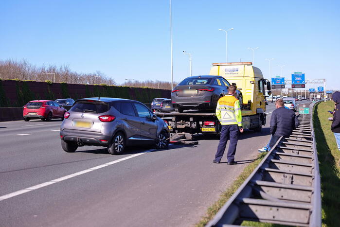 Auto krijgt klapband en ramt medeweggebruiker