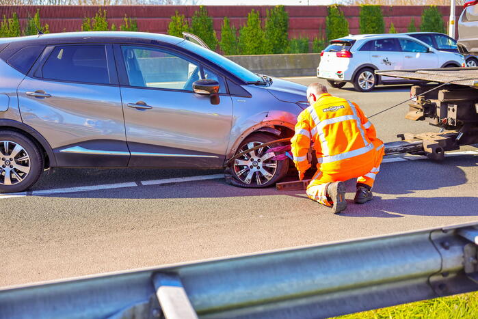 Auto krijgt klapband en ramt medeweggebruiker