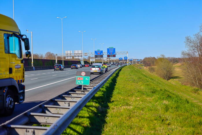 Auto krijgt klapband en ramt medeweggebruiker