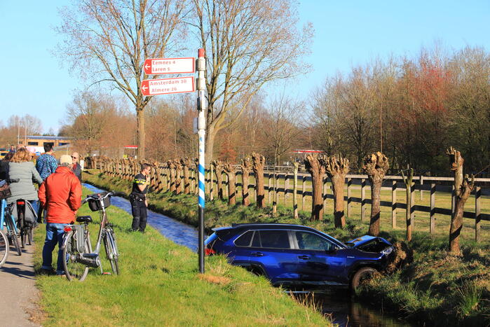 Automobilist rijdt personenauto de sloot in