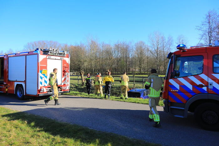 Automobilist rijdt personenauto de sloot in