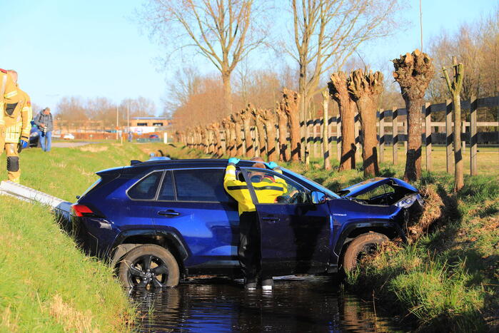 Automobilist rijdt personenauto de sloot in