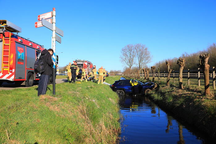 Automobilist rijdt personenauto de sloot in