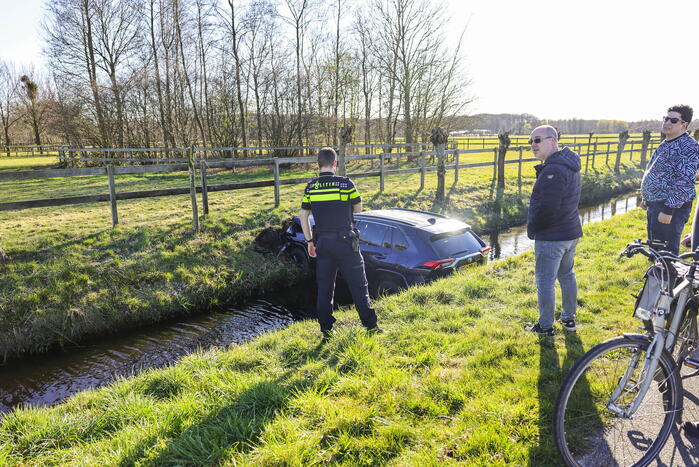 Automobilist rijdt personenauto de sloot in