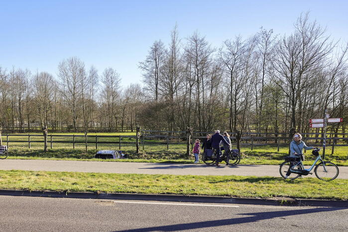 Automobilist rijdt personenauto de sloot in