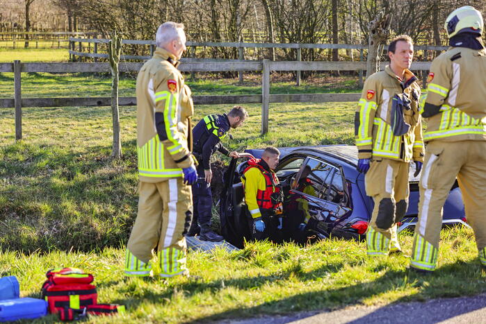 Automobilist rijdt personenauto de sloot in