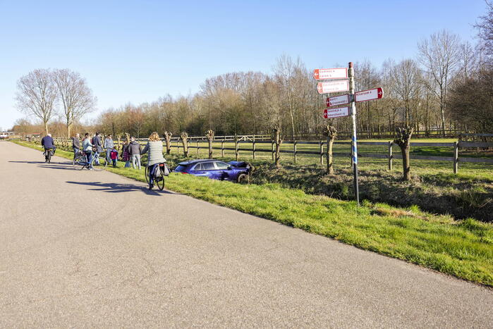 Automobilist rijdt personenauto de sloot in