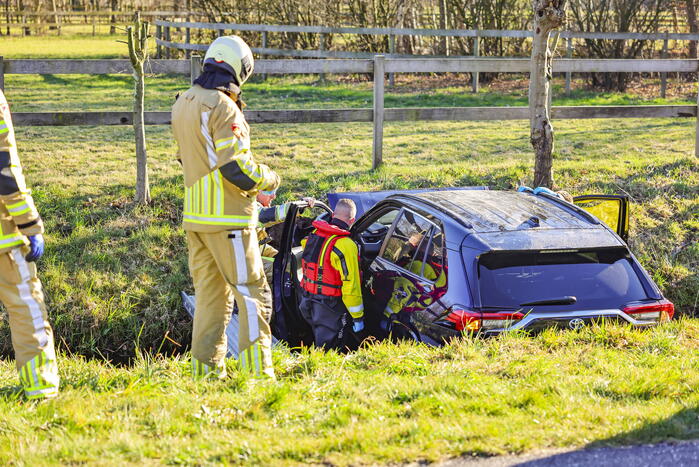 Automobilist rijdt personenauto de sloot in