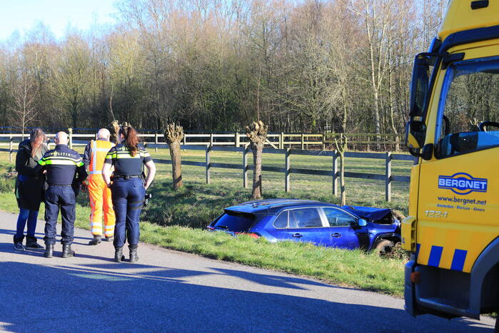 Automobilist rijdt personenauto de sloot in