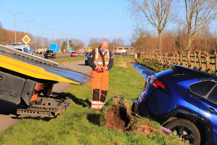 Automobilist rijdt personenauto de sloot in