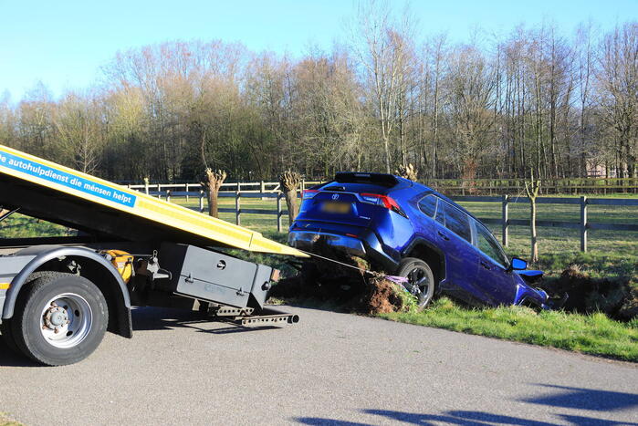 Automobilist rijdt personenauto de sloot in