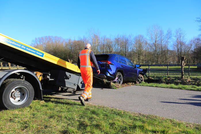 Automobilist rijdt personenauto de sloot in