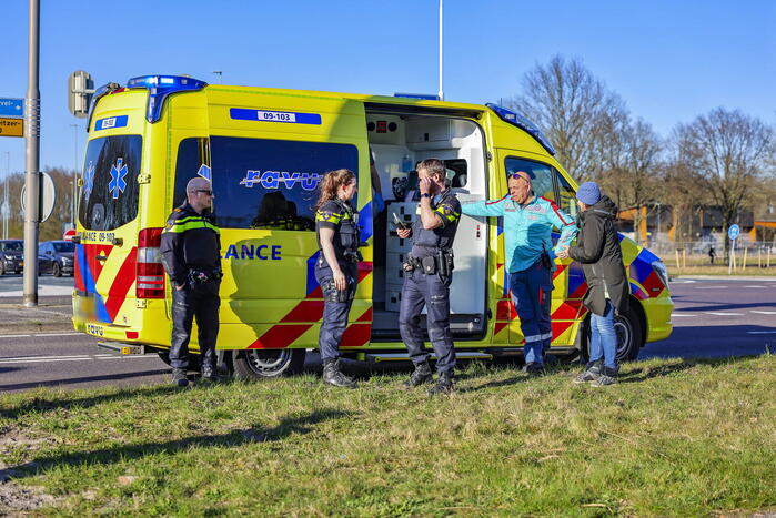 Automobilist rijdt personenauto de sloot in