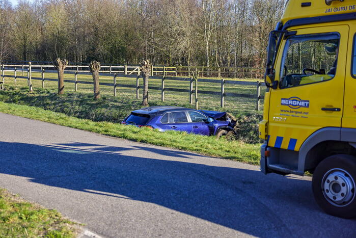Automobilist rijdt personenauto de sloot in