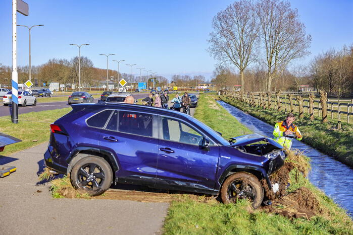 Automobilist rijdt personenauto de sloot in