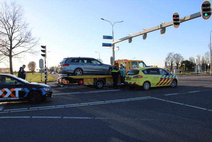 Bestuurder botst op lesauto voor verkeerslichten
