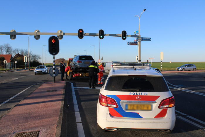 Bestuurder botst op lesauto voor verkeerslichten