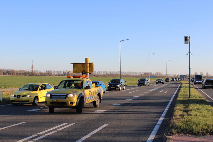 Bestuurder botst op lesauto voor verkeerslichten
