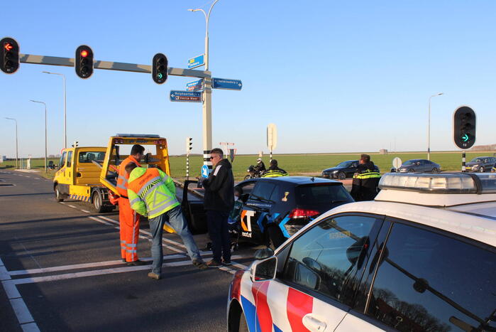 Bestuurder botst op lesauto voor verkeerslichten
